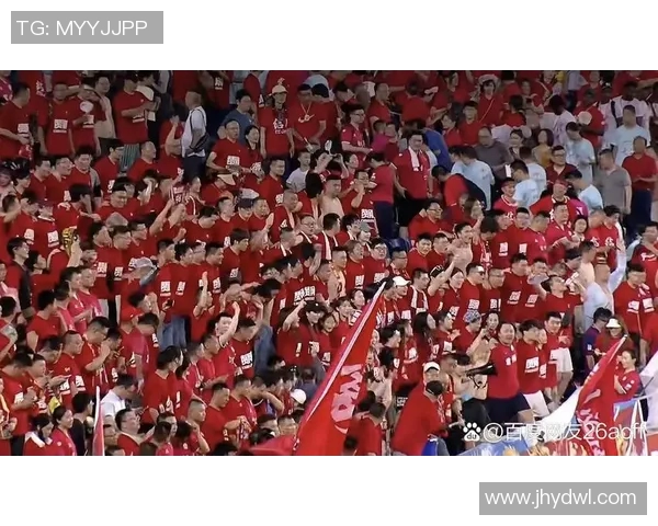 中国足球明星吐舌瞬间引发热议球迷热情高涨展现个性魅力